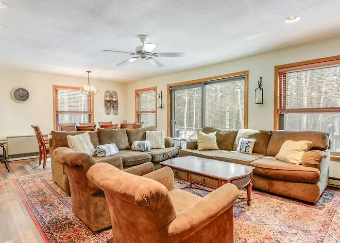 3 Min To Mt Snow With Free Shuttle! Family-Size Fun, Wood Fireplace, 2 Living Rooms, Arcades