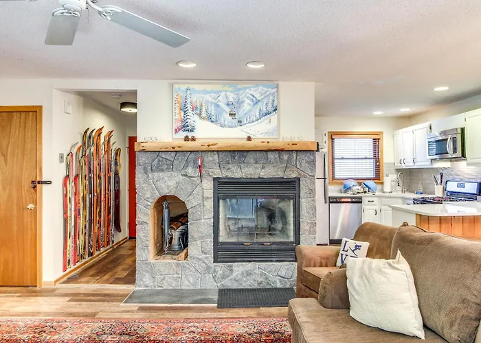 3 Min To Mt Snow With Free Shuttle! Family-Size Fun, Wood Fireplace, 2 Living Rooms, Arcades
